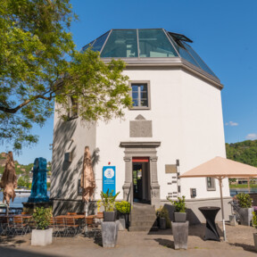 Pegelhaus Restaurant Koblenz  © Koblenz-Touristik GmbH, Dominik Ketz Das Pegelhaus in Koblenz mit Restauranttischen im Vordergrund und dem Rhein und der Festung Ehrenbreitstein im Hintergrund © Koblenz-Touristik GmbH, Dominik Ketz