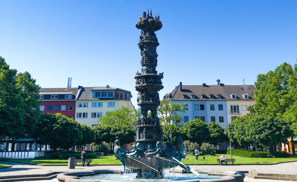 Görresplatz - Historiensäule © Ryne Cook Die Historiensäule am Görresplatz in Koblenz © Ryne Cook
