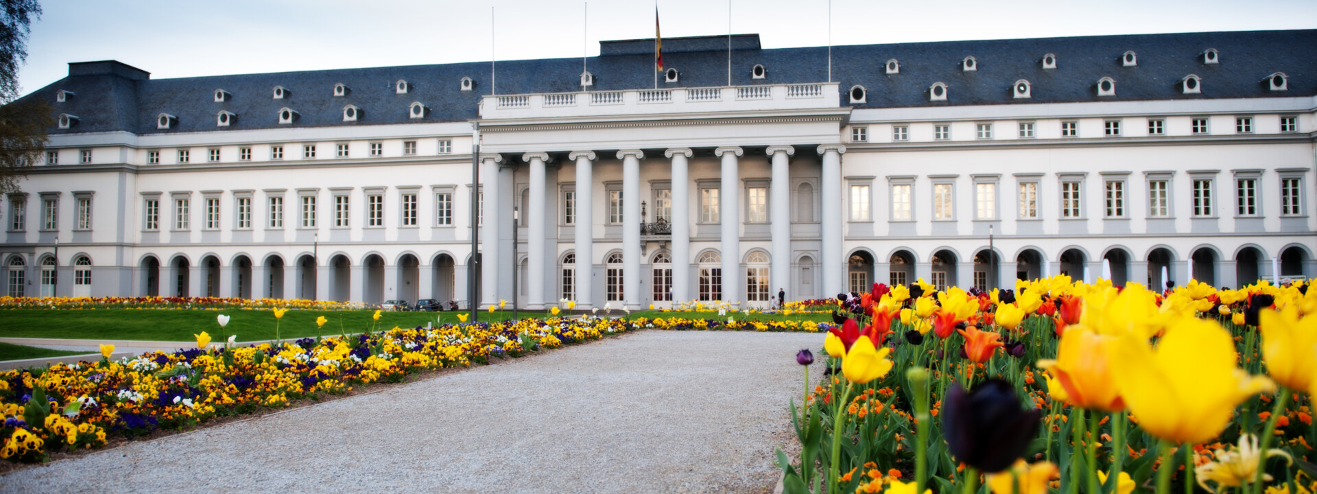 Das Kurfürstliche Schloss in Frühling mit blühenden Blumen © Koblenz-Touristik GmbH, Effner