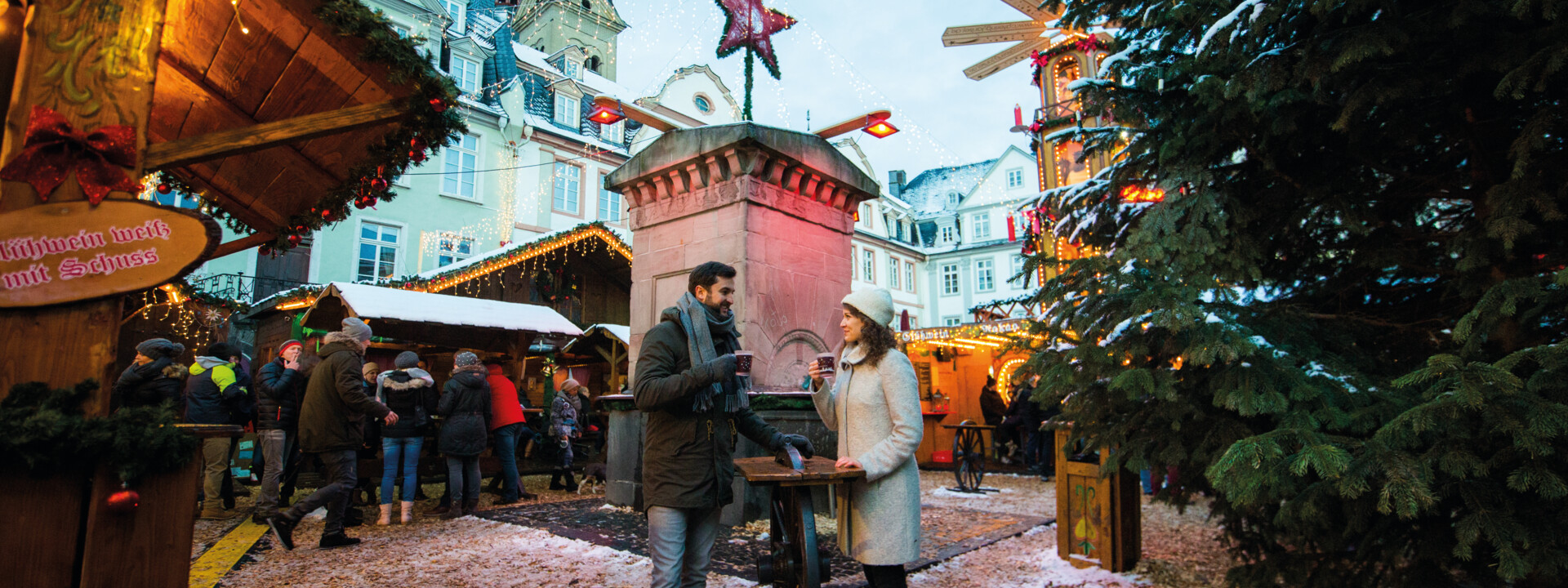 Couple drinking mulled wine at the Koblenz Christmas market © Koblenz-Touristik GmbH, Henry Tornow Couple drinking mulled wine at the Koblenz Christmas market © Koblenz-Touristik GmbH, Henry Tornow
