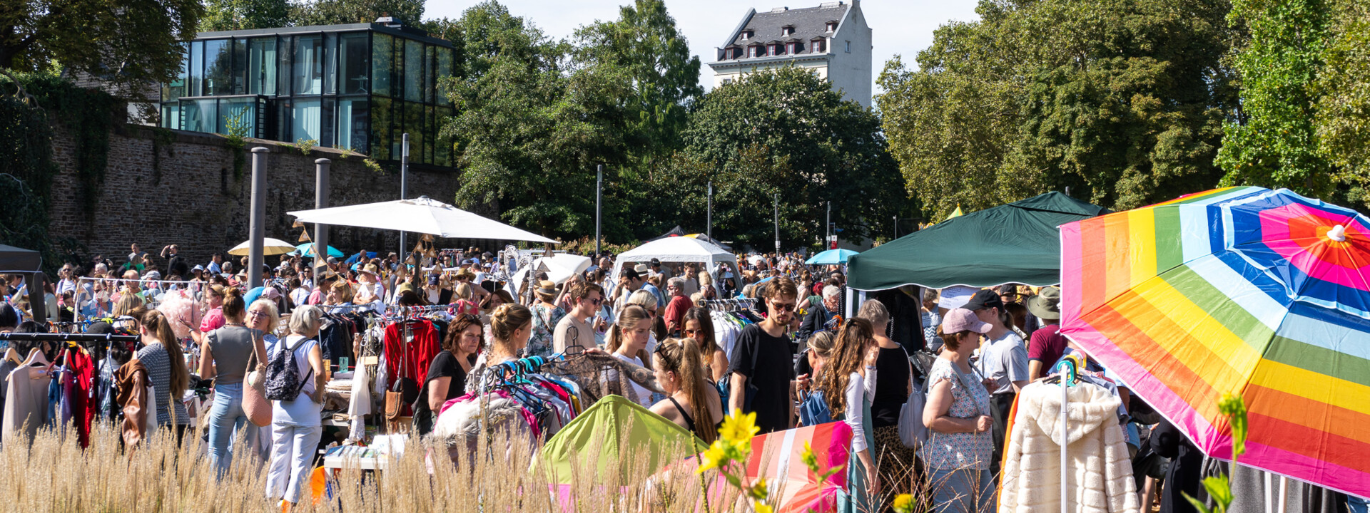 Die Wiese hinter dem Deutschen Eck beim städtischen Flohmarkt 2023  © Koblenz-Touristik GmbH, Jannis Knaden Die Wiese hinter dem Deutschen Eck beim städtischen Flohmarkt 2023  © Koblenz-Touristik GmbH, Jannis Knaden