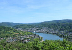 Blick hinunter auf die Rheinschleife mit den Orten Boppard und Filsen © Koblenz-Touristik, Katharina Röper  Blick hinunter auf die Rheinschleife mit den Orten Boppard und Filsen © Koblenz-Touristik, Katharina Röper