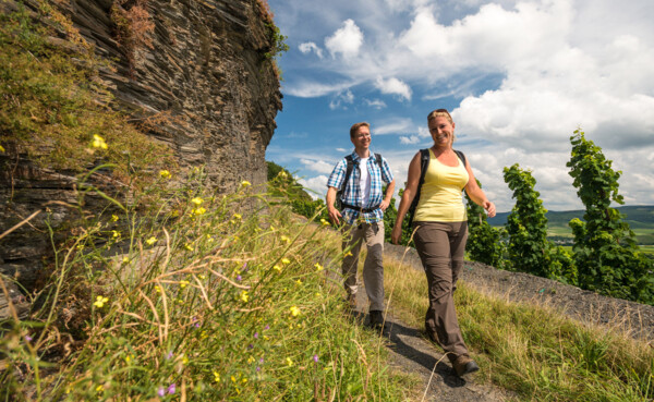 Mann und Frau in Wanderausrüstung auf einem schmalen Wanderweg © Rheinland-Pfalz Tourismus GmbH, Dominik Ketz Mann und Frau in Wanderausrüstung auf einem schmalen Wanderweg © Rheinland-Pfalz Tourismus GmbH, Dominik Ketz