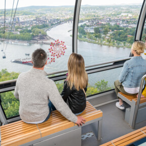 © Koblenz-Touristik GmbH, Dominik Ketz 4 Personen in einer Kabine der Seilbahn Koblenz mit Blick auf dem Rhein, der Mosel und dem Deutschen Eck im Hintergrund © Koblenz-Touristik GmbH, Dominik Ketz