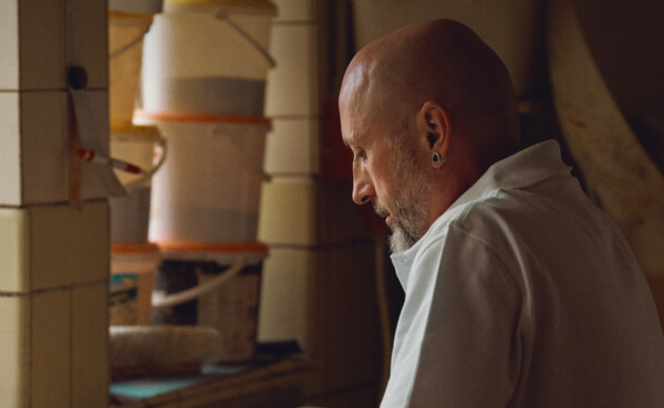 Mitarbeiter der Bäckerei Gassen © Philip Bruederle  Bäckergeselle knetet Teig © Philip Bruederle