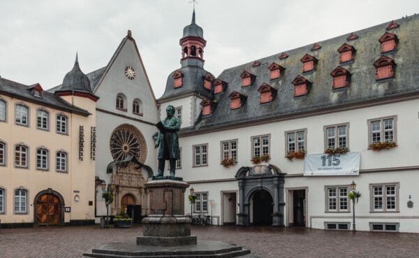 Jesuitenplatz Johannes-Müller-Denkmal Koblenz © Radosav Pavićević, Koblenz-Touristik GmbH Der Jesuitenplatz mit Johannes-Müller-Denkmal in der Koblenzer Altstadt. © Radosav Pavićević, Koblenz-Touristik GmbH