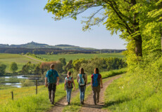 ©  Familie wandert in der Eifel ©