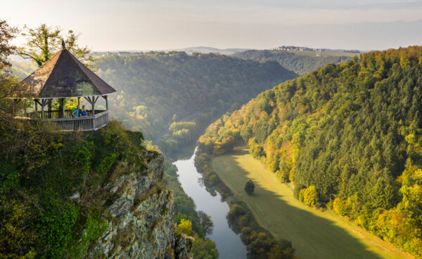 Aussichtspunkt Gabelstein ©  Aussichtspunkt Gabelstein mit Weitblick auf das Lahntal mit grünen Bäumen und ruhiges Flusswasser ©
