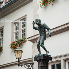 © Radosav Pavićević, Koblenz-Touristik GmbH Blick auf den Schängelbrunnen von unten, während er Wasser "spuckt" © Radosav Pavićević, Koblenz-Touristik GmbH