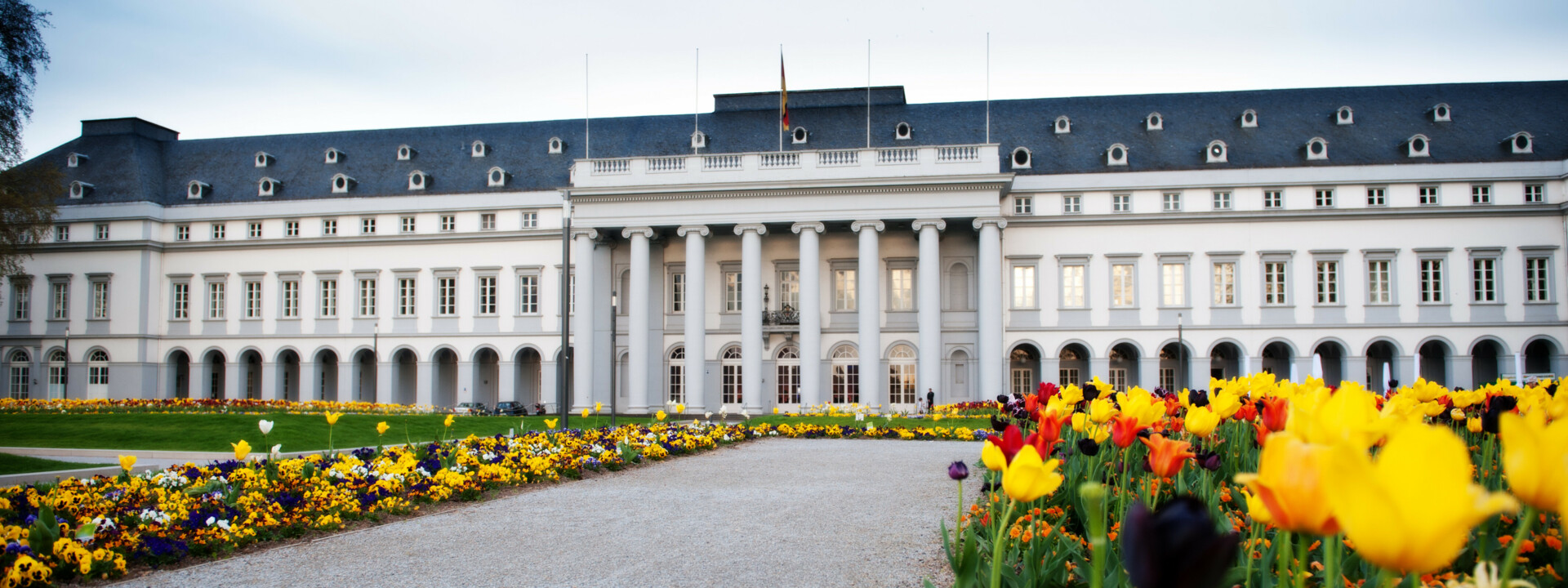 Kurfürstliche Schloss Frühling Blumen Koblenz © Koblenz-Touristik GmbH, Effner Das Kurfürstliche Schloss in Frühling mit blühenden Blumen © Koblenz-Touristik GmbH, Effner
