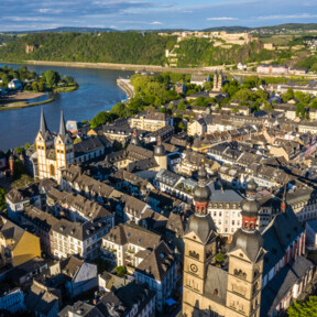 Luftaufnahme Koblenzer Altstadt Mosel Rhein © Koblenz-Touristik GmbH, Dominik Ketz Luftaufnahme der Koblenzer Altstadt mit Liebfrauenkirche, Florinskirche, Altem Kauf- & Danzhaus, Basilika St. Kastor, Festung Ehrenbreitstein, Mosel, Rhein und Deutschem Eck © Koblenz-Touristik GmbH, Dominik Ketz