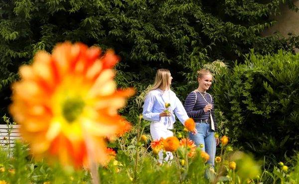 Zwei Mädels spazieren durch ein Tor in einem schönen Garten © Koblenz-Touristik, Johannes Bruchhof Zwei Mädels spazieren durch ein Tor in einem schönen Garten © Koblenz-Touristik, Johannes Bruchhof