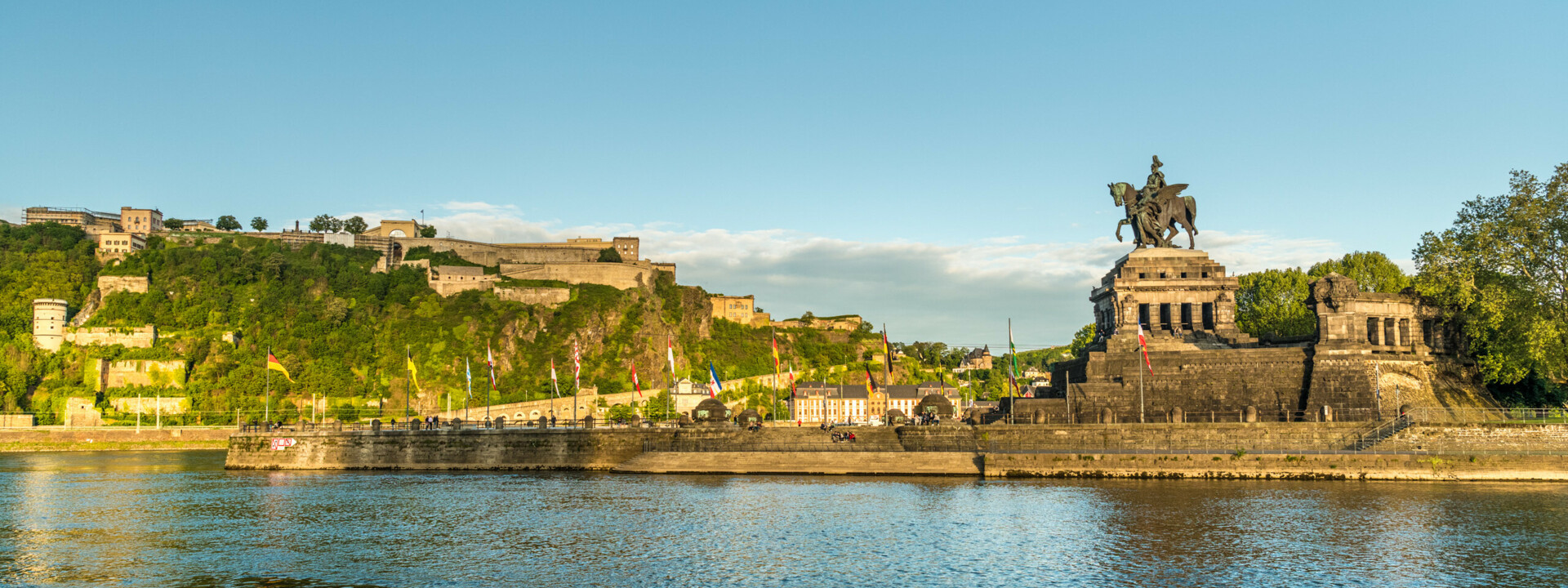 Blick von der Mosel auf das Deutsche Eck und die Festung Ehrenbreitstein, Abendstimmung  © Koblenz-Touristik, Dominik Ketz Blick von der Mosel auf das Deutsche Eck und die Festung Ehrenbreitstein, Abendstimmung  © Koblenz-Touristik, Dominik Ketz
