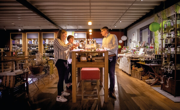 Gruppe von 3 Personen bei einer Verkostung von Schnäpsen im Verkaufsraum der Brennerei © Birkenhof Brennerei, J. Willwacher Gruppe von 3 Personen bei einer Verkostung von Schnäpsen im Verkaufsraum der Brennerei © Birkenhof Brennerei, J. Willwacher