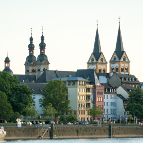 Skyline von Koblenz gesehen vom Moselufer mit mehreren Kirchtürmen © Koblenz-Touristik GmbH, Dominik Ketz