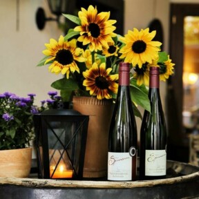 © Koblenz-Touristik GmbH Zwei Weinflaschen und eine Laterne stehen neben einem Blumentopf auf einem Holzfass beim Eingang des Weinguts Spurzem © Koblenz-Touristik GmbH