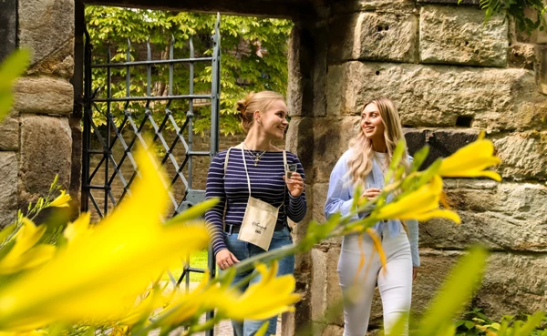 Zwei Mädels trinken Wein hinter dem Deutschen Eck © Koblenz-Touristik, Johannes Bruchhof Zwei Mädels trinken Wein hinter dem Deutschen Eck © Koblenz-Touristik, Johannes Bruchhof