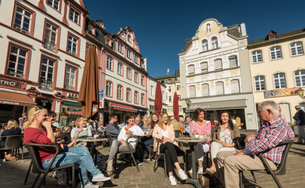 Gruppe sitzt zusammen auf dem Jesuitenplatz in Koblenz © Koblenz-Touristik GmbH, Dominik Ketz Gruppe sitzt zusammen auf dem Jesuitenplatz in Koblenz © Koblenz-Touristik GmbH, Dominik Ketz