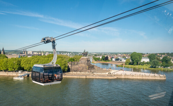 Seilbahn Koblenz Rhein Mosel Deutsches Eck © Koblenz-Touristik GmbH, Dominik Ketz Panoramakabine der Seilbahn Koblenz mit dem Rhein, der Mosel und dem Deutschen Eck im Hintergrund © Koblenz-Touristik GmbH, Dominik Ketz