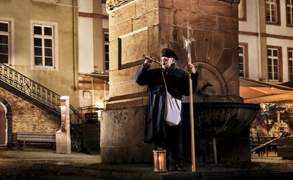 211015_Koblenz_Touristik_v001_1_NM_8Z5A3318.jpg ©  Ein Stadtführer verkleidet als Nachtwächter steht vor einem Brunnen in der Altstadt ©