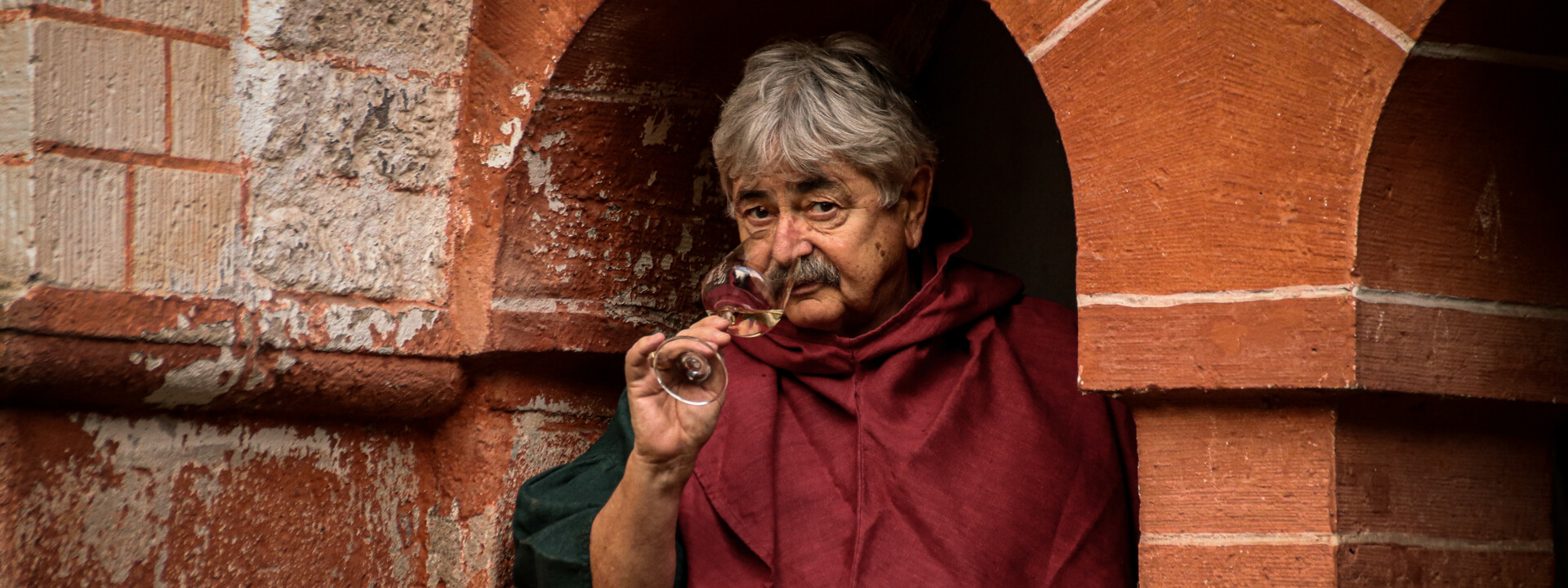 Kalle Grundmann erzählt mit einem Glas Wein in der Hand während der Führung Weinknecht © Koblenz-Touristik GmbH, Johannes Bruchhof  Kalle Grundmann erzählt mit einem Glas Wein in der Hand während der Führung Weinknecht © Koblenz-Touristik GmbH, Johannes Bruchhof