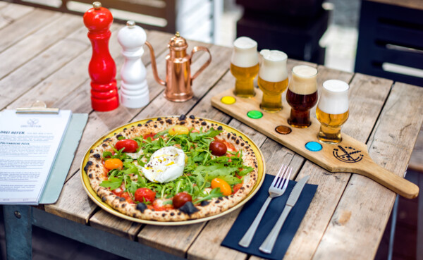 Pizza mit verschiedenen Bieren serviert auf dem Tisch vom Restaurant 3Hefen ©  Pizza mit verschiedenen Bieren serviert auf dem Tisch vom Restaurant 3Hefen ©