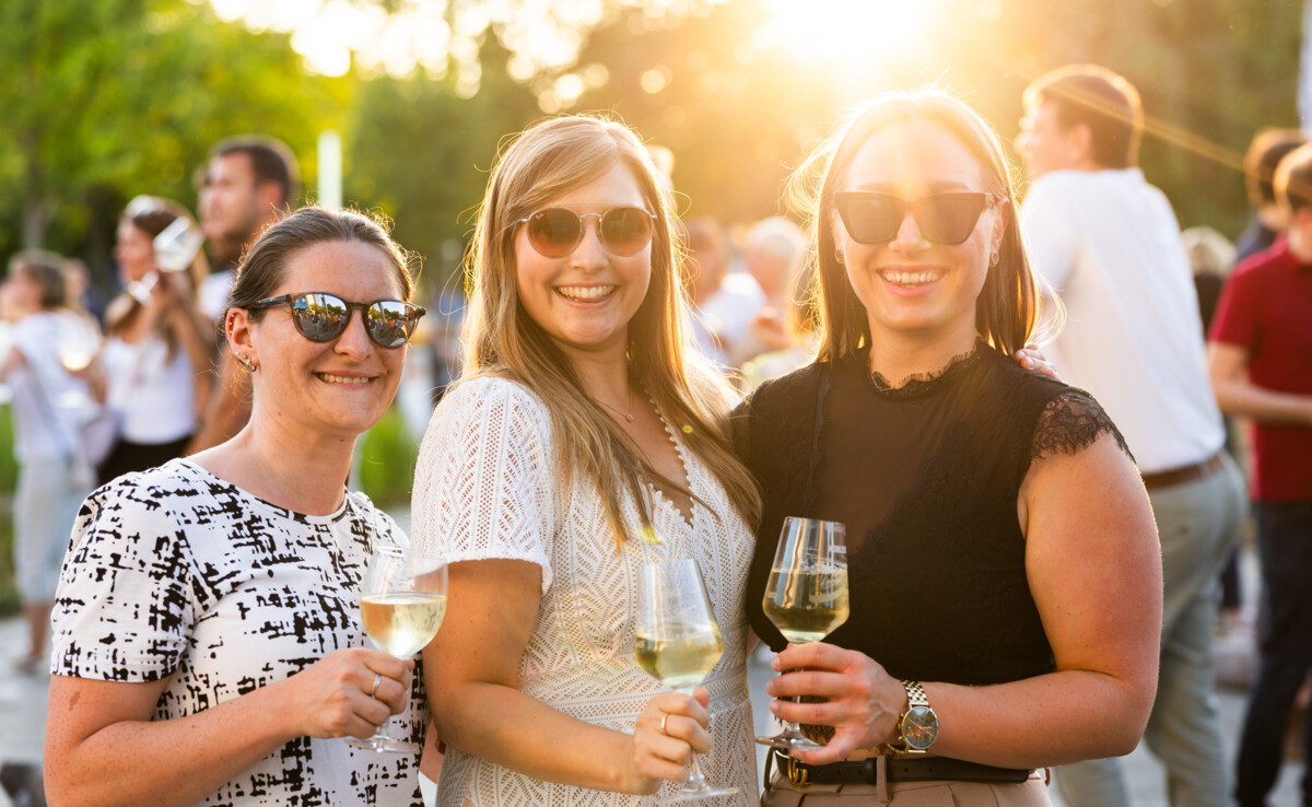 Personen mit Weinglas in der Hand © Koblenz-Touristik / Kai Myller Personen mit Weinglas in der Hand © Koblenz-Touristik / Kai Myller