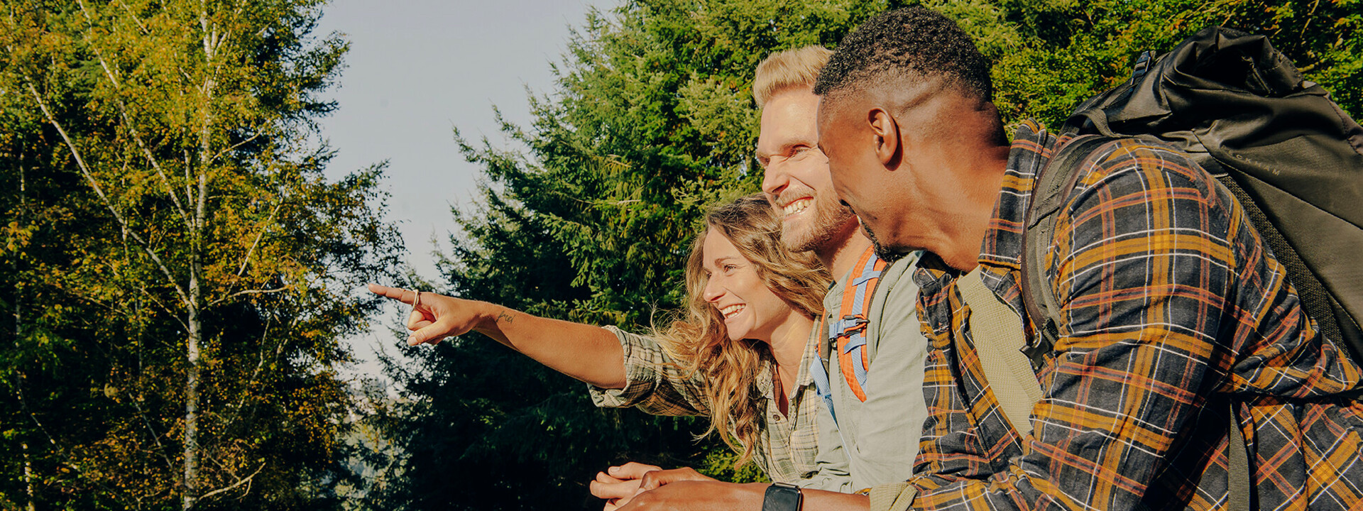 Wandergruppe Wald Koblenz © Koblenz-Touristik GmbH, Philip Bruederle Freundesgruppe steht am Zaun und lacht während eine auf etwas in der Entfernung zeigt © Koblenz-Touristik GmbH, Philip Bruederle