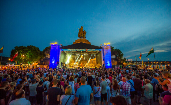 © Koblenz-Touristik GmbH, Artur Lik Bühne am Deutschen Eck während des Koblenzer Sommerfestes zu "Rhein in Flammen" © Koblenz-Touristik GmbH, Artur Lik