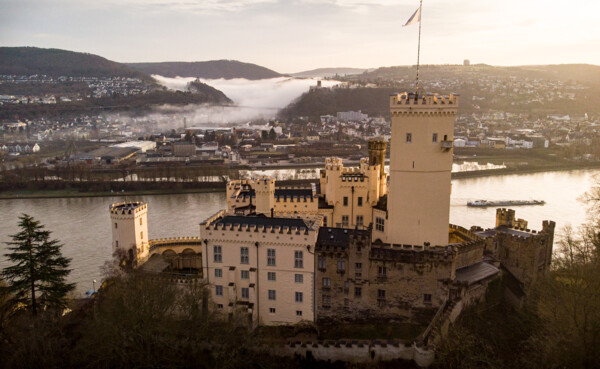 Luftaufnahme vom Schloss Stolzenfels mit dem Rhein und der Stadt Lahnstein im Hintergrund © Koblenz-Touristik GmbH, Christian Görtz Luftaufnahme vom Schloss Stolzenfels mit dem Rhein und der Stadt Lahnstein im Hintergrund © Koblenz-Touristik GmbH, Christian Görtz