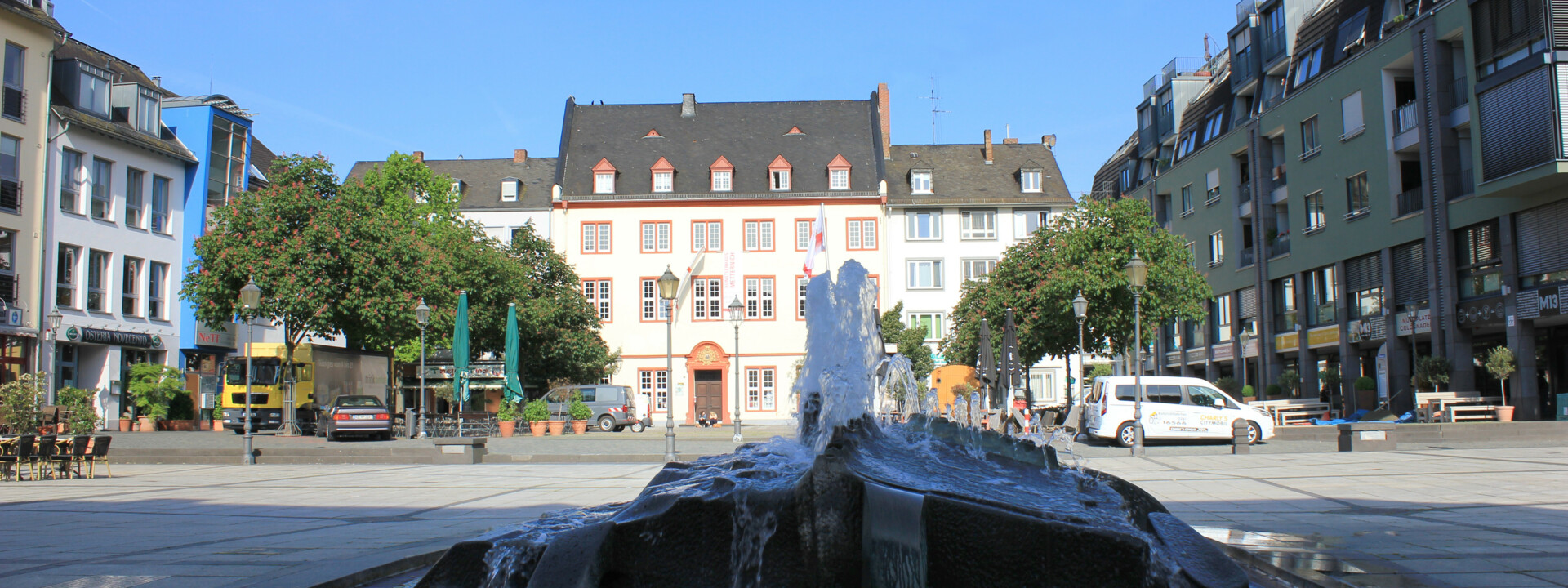 © Koblenz-Touristik GmbH Brunnen auf dem Münzplatz mit Haus Metternich und Geschäfte im Hintergrund © Koblenz-Touristik GmbH
