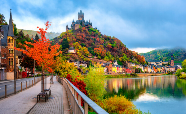 Reichsburg Cochem Herbst ©  Reichsburg Cochem umgeben von herbstfarbenen Bäumen. Die Mosel fließt im Vordergrund ©