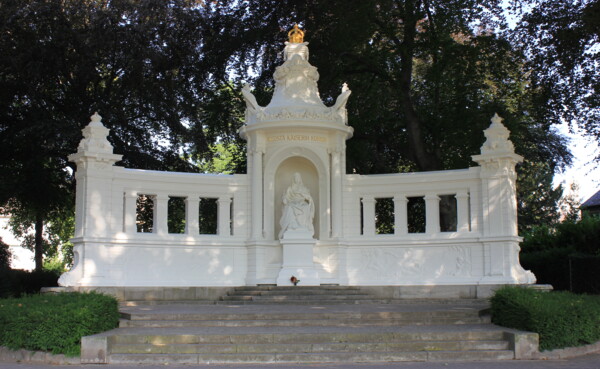 Empress Augusta monument at the Rheinanlagen surrounded by trees © Koblenz-Touristik GmbH Empress Augusta monument at the Rheinanlagen surrounded by trees © Koblenz-Touristik GmbH