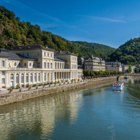 Bad Ems Passagierschiff Lahn © Dominik Ketz Blick auf Ufer in Bad Ems mit Passagierschiff auf der Lahn © Dominik Ketz