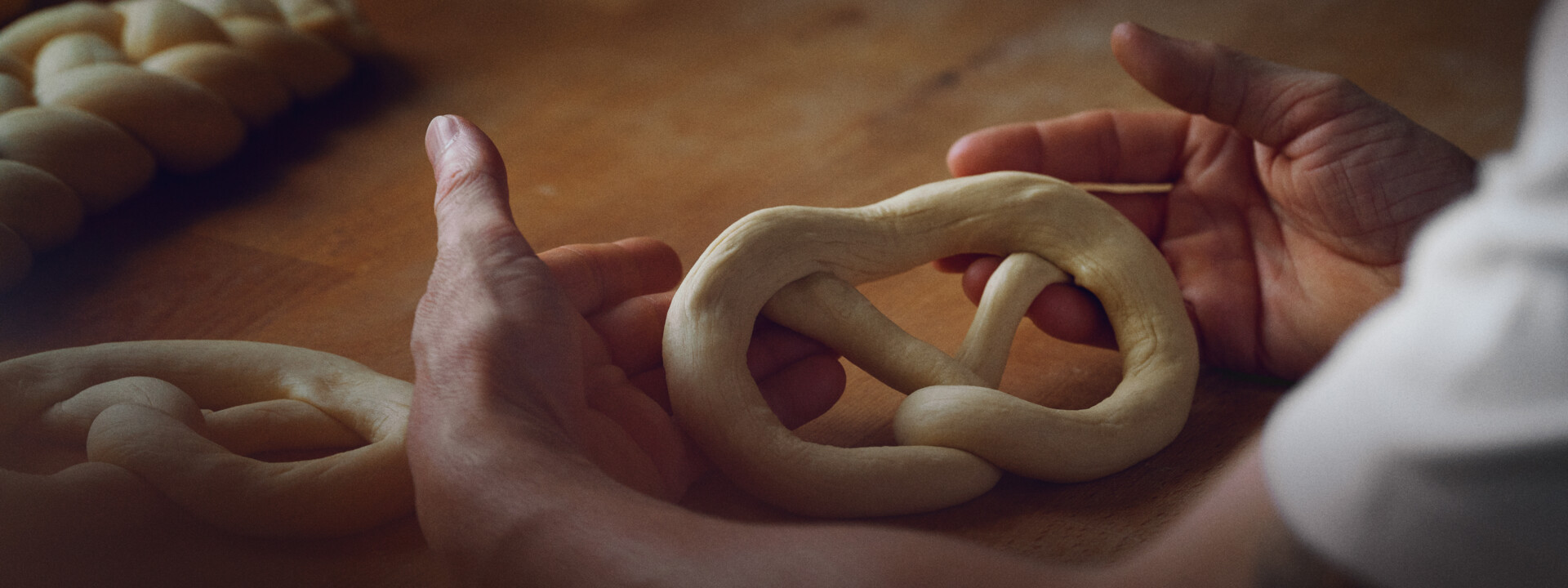 Brezel der Bäckerei Gassen © Philip Bruederle  Brezel wird geformt © Philip Bruederle
