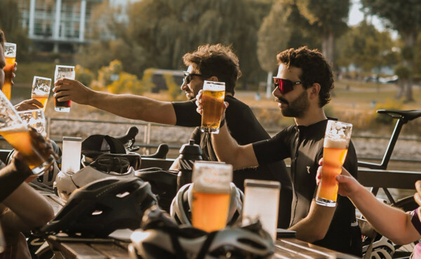 Fahrradfahrer des Race Veló Clubs stoßen im Biergarten an © Conny Görgen Fahrradfahrer des Race Veló Clubs stoßen im Biergarten an © Conny Görgen