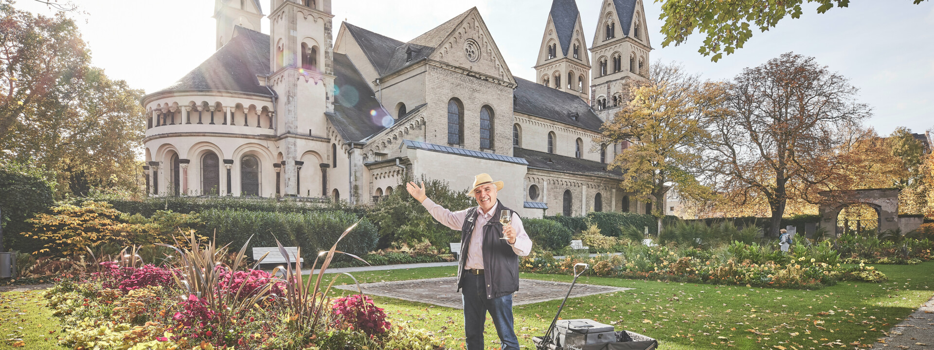 Tour guide with handcart in front of St. Kastor  © Koblenz-Touristik GmbH, Picture Colada  Tour guide with handcart in front of St. Kastor  © Koblenz-Touristik GmbH, Picture Colada