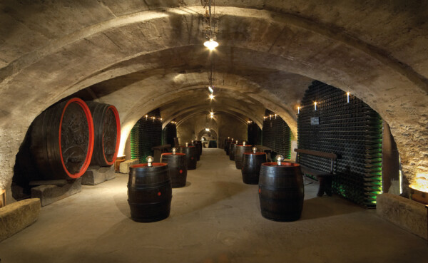 © Deinhard KG Holzfässer im Keller des Koblenzer Sektmuseums © Deinhard KG