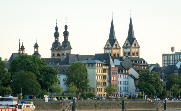 Skyline Koblenz Moselufer Kirchtürme © Koblenz-Touristik GmbH, Dominik Ketz Skyline von Koblenz gesehen vom Moselufer mit mehreren Kirchtürmen © Koblenz-Touristik GmbH, Dominik Ketz