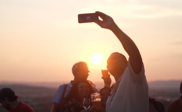 Horizonte Weltmusikfestival 2022 © PlusPunktFilm Mann macht von sich ein Selfie, im Hintergrund Sonnenuntergang  © PlusPunktFilm