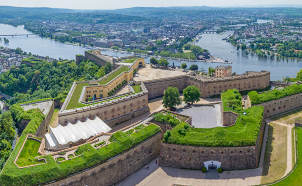 festungsstadt-koblenz-festung-ehrenbreitstein_koblenz-touristik_(c)lufthelden.jpg ©  Nahaufnahme der Festung Ehrenbreitstein  ©