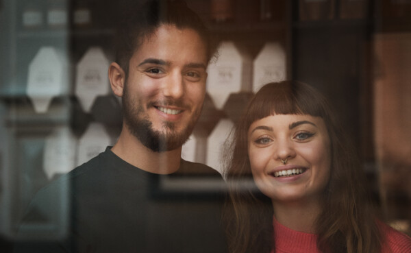 Eigenaar Cahua © Philip Bruederle  Lucien Krempel en Franka Rössel lachen in de camera © Philip Bruederle