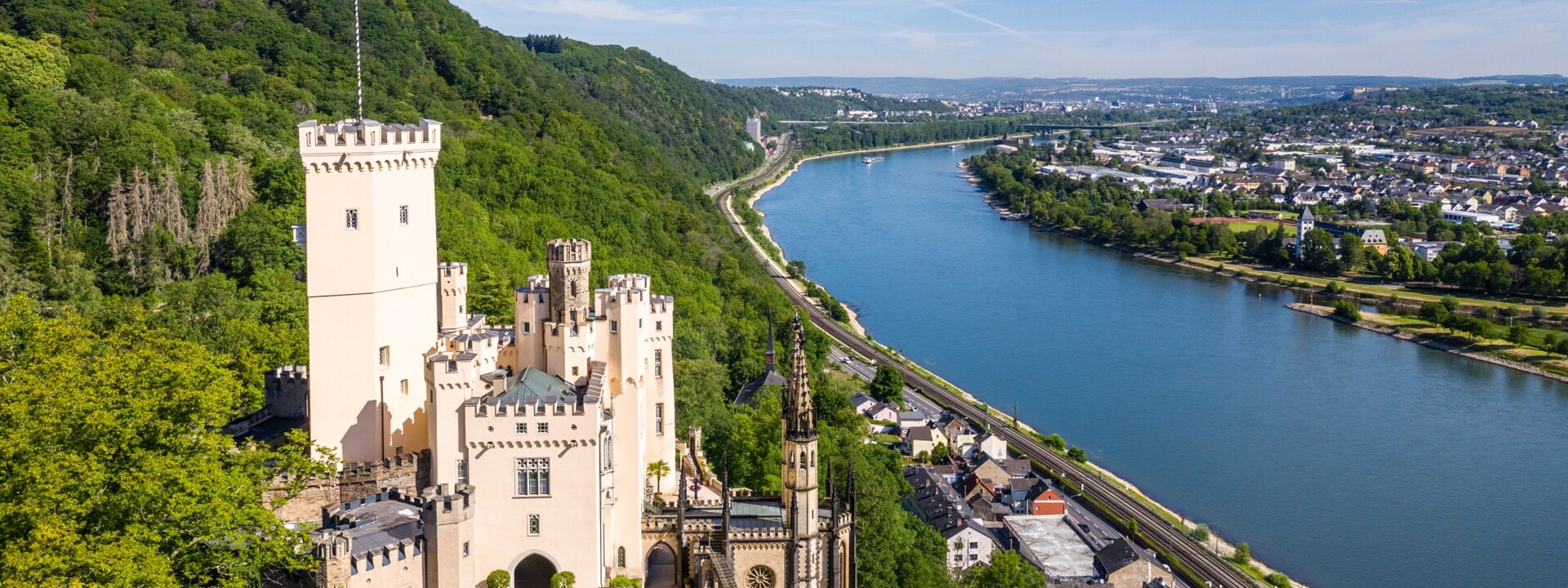 Schloss Stolzenfels mit dem Rhein im Hintergrund © Koblenz-Touristik GmbH, Dominik Ketz 