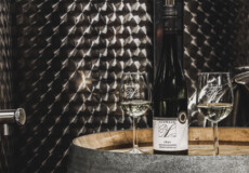 Entdeckertour Schwaab © Koblenz-Touristik GmbH, Johannes Bruchhof Zwei Weingläser mit Riesling stehen auf einem Fass neben einer Weinflasche © Koblenz-Touristik GmbH, Johannes Bruchhof