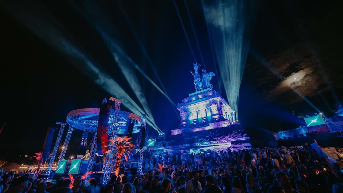 Electronic Wine 2024 Kaiser Wilhelm Denkmal am Deutschen Eck  © Koblenz-Touristik GmbH, Janko.Media Das Kaiser Wilhelm Denkmal am Deutschen Eck  beleuchtet von der Veranstaltung Electronic Wine. © Koblenz-Touristik GmbH, Janko.Media