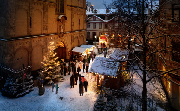 © Koblenz-Touristik GmbH, Gauls Menschen reden, essen und trinken vor beschmuckten und mit Schnee bedeckten Ständen auf dem Vorplatz der Liebfrauenkirche in Koblenz © Koblenz-Touristik GmbH, Gauls