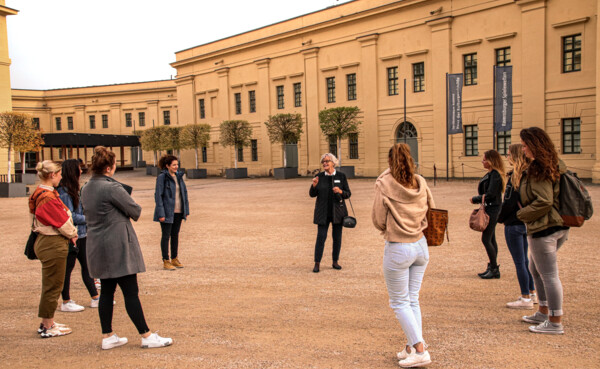 Führungsgruppe im Hof der Festung Ehrenbreitstein auf der Wein und Kultur Führung © Koblenz-Touristik GmbH, Johannes Bruchhof