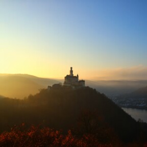 Marksburg Sonnenuntergang ©  Die Marksburg auf einer Höhe mit Rhein und benebelten Bergen beim Sonnenuntergang ©