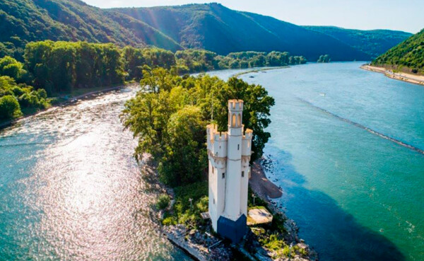 Der Mäuseturm mitten im Rhein in der Nähe von Bingen © 