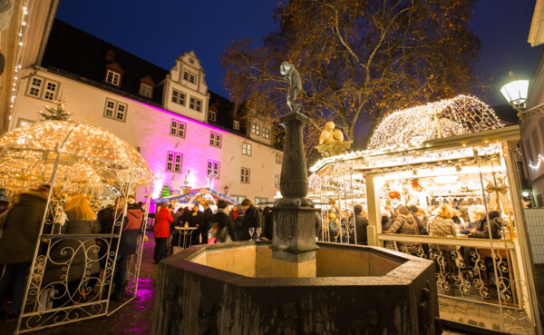 © Koblenz-Touristik GmbH, Henry Tornow Koblenzer Weihnachtsmarkt auf dem Rathausplatz mit dem Schängelbrunnen im Vordergrund © Koblenz-Touristik GmbH, Henry Tornow